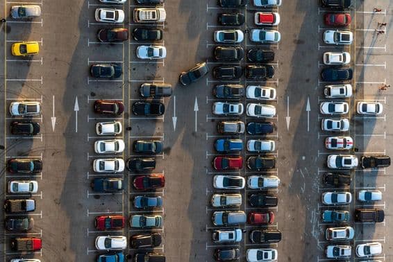 Ein öffentlicher Parkplatz aus der Vogelperspektive.