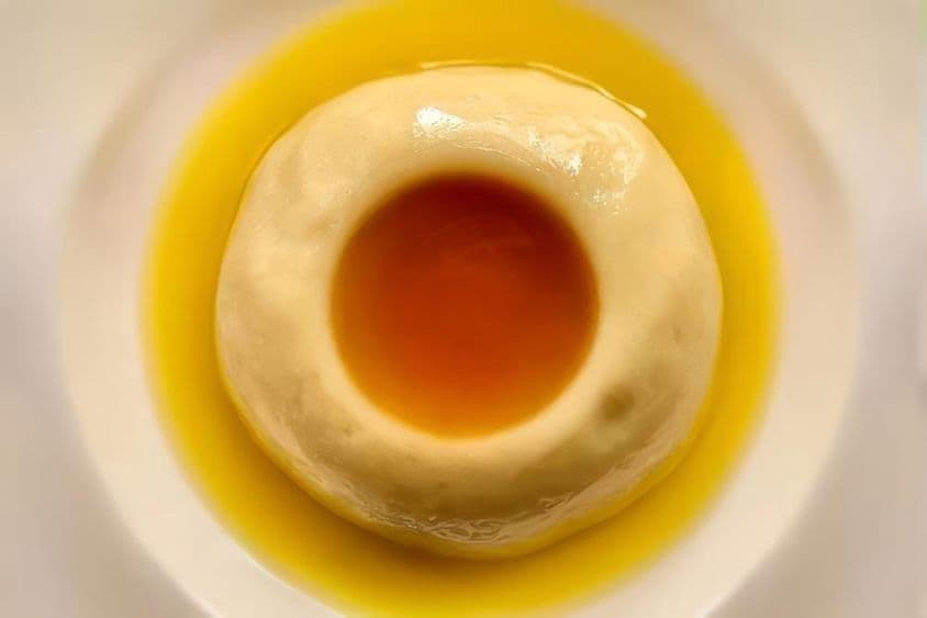 Aseeda, eine bekannte Süßspeise, traditionell bei Versammlungen zubereitet, besonders bei Geburtsfeiern oder familiären Ereignissen während Feiertagen.