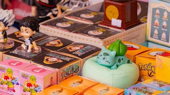 Sammlung von Anime- und Spielwaren, darunter Pokémon Bulbasaur, Haikyuu-Charaktere und Kirby-Figuren.