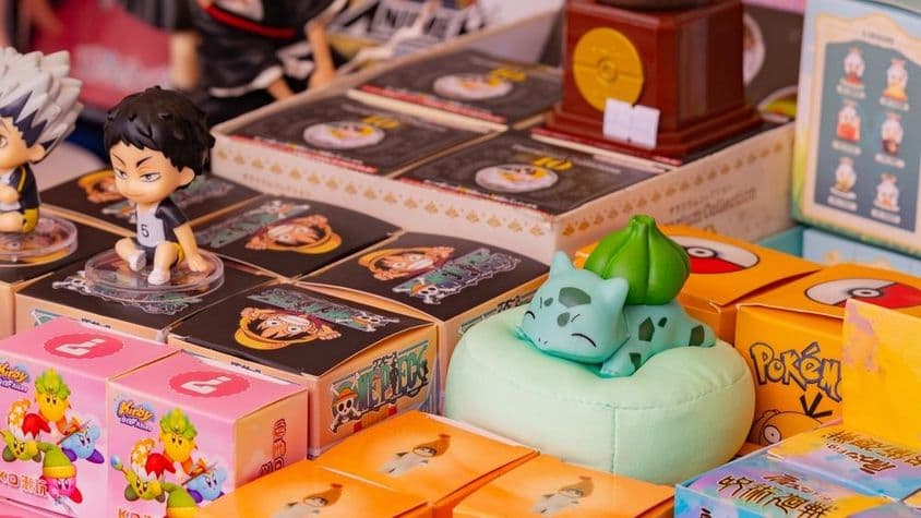 Sammlung von Anime- und Spielwaren, darunter Pokémon Bulbasaur, Haikyuu-Charaktere und Kirby-Figuren.