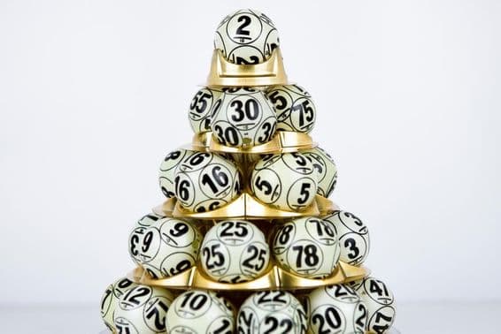 Lotto-Kugeln mit Zahlen.