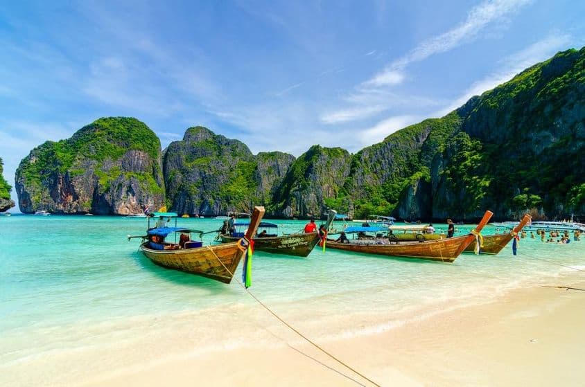 Ansicht des tropischen Strandes in der Maya Bay in der Nähe von Phuket, Thailand.