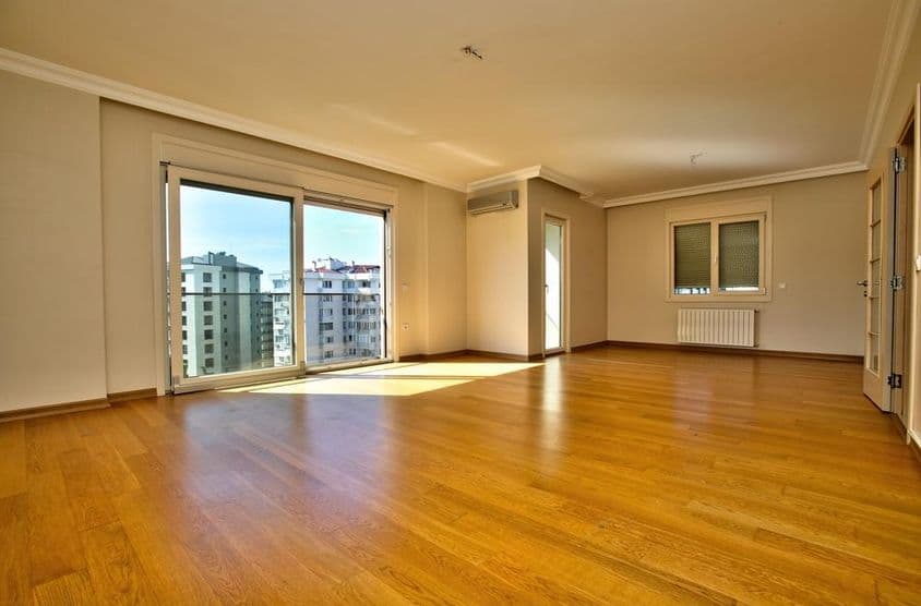 Leerer Raum in einem luxuriösen Haus in Dubai.