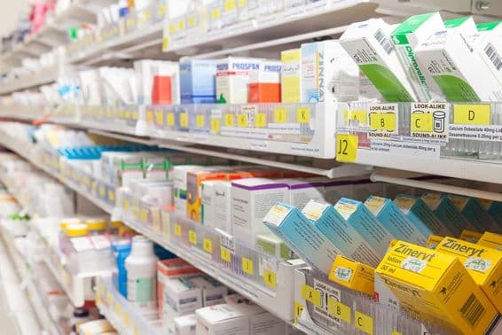 Apothekenregale mit verschiedenen Produkten.