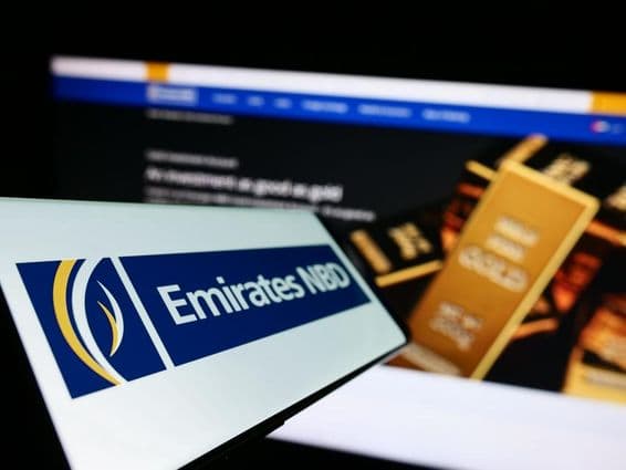 Emirates NBD Inschrift, Hintergrund mit Goldbarren.