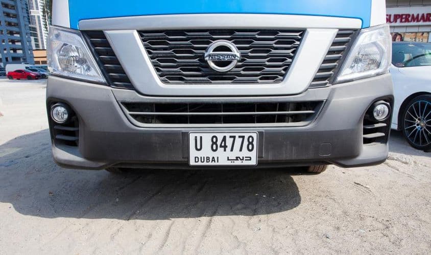 Auto mit Dubai-Nummernschild.