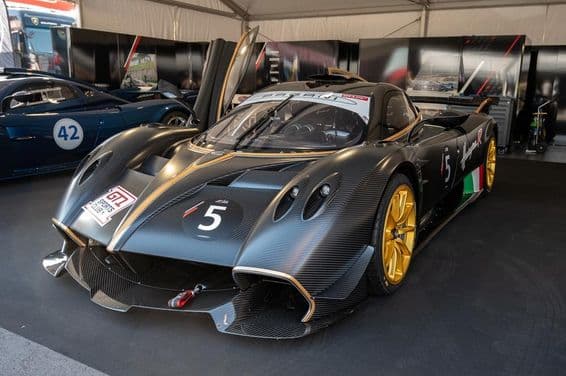 Die atemberaubende Pagani Huayra R GT1 Frontansicht mit Kohlefaserstruktur.