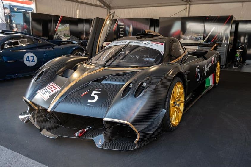 Die atemberaubende Pagani Huayra R GT1 Frontansicht mit Kohlefaserstruktur.
