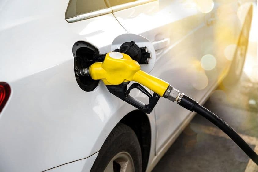 Ein Auto an einer Tankstelle in Dubai betanken.