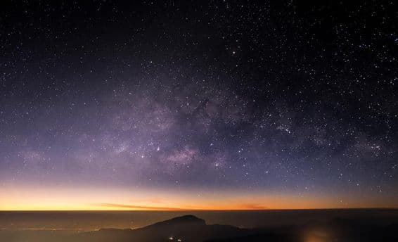 Hohe Berge, Nacht, Milchstraße und Sterne am Nachthimmel sind schön.
