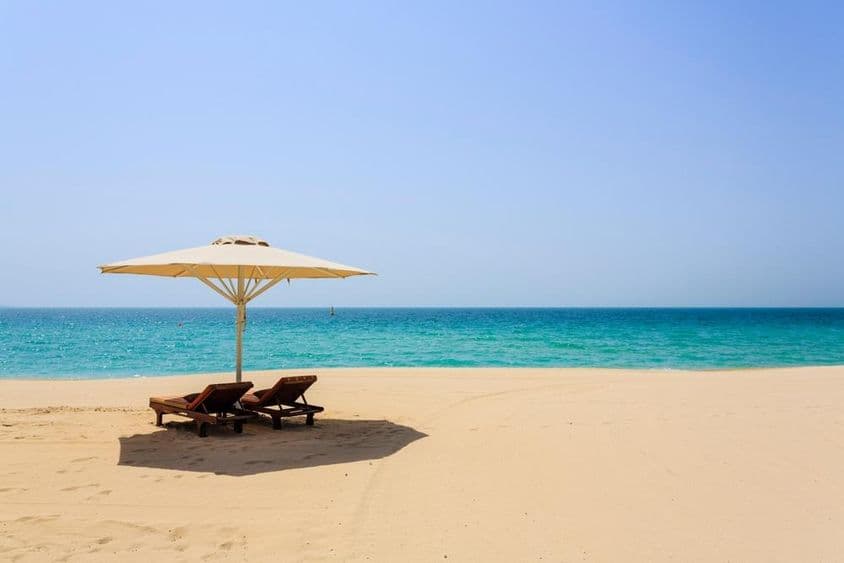 Sonnenliegen am sandigen Jumeirah Beach, Dubai.