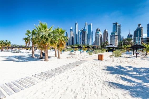 Dubai Jumeirah Beach im Hintergrund mit Wolkenkratzern in Dubai.