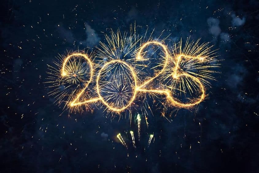 Frohes Neues Jahr 2025, goldene Feuerwerke und funkelnde Zahlen, 2025 vor nachtblauem Himmel.