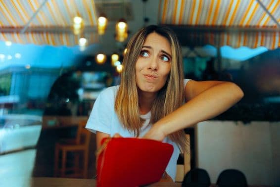 Besorgte weibliche Gast ohne genug Geld aufgrund von Preiserhöhungen.