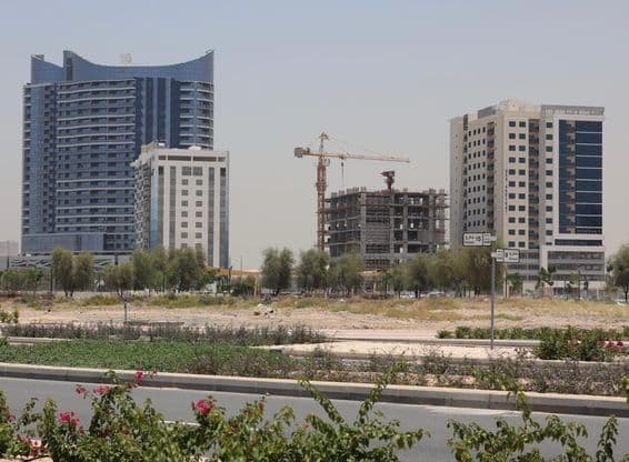 Wohngebäude in der Dubai Land Residence Komplexgemeinschaft.