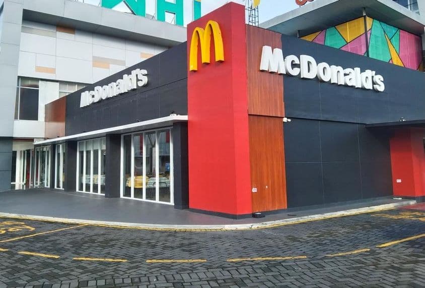 McDonald's Restaurant in einer kleinen Straße.