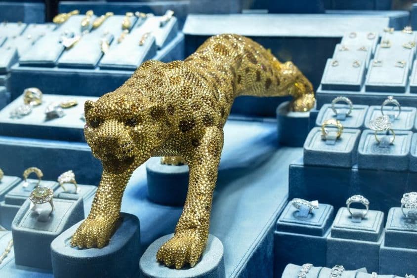Goldener Leopardenfigur mit Diamanten besetzt auf dem Goldmarkt.