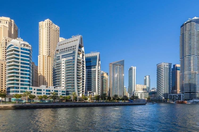 Wolkenkratzer am Hafen von Dubai Marina.