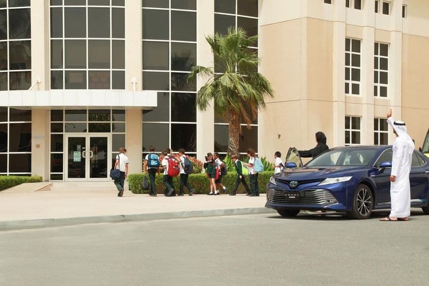Ein arabisches Paar, das seine Kinder zur Schule bringt.