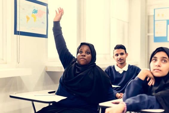 Muslimische Kinder lernen in einem Klassenzimmer
