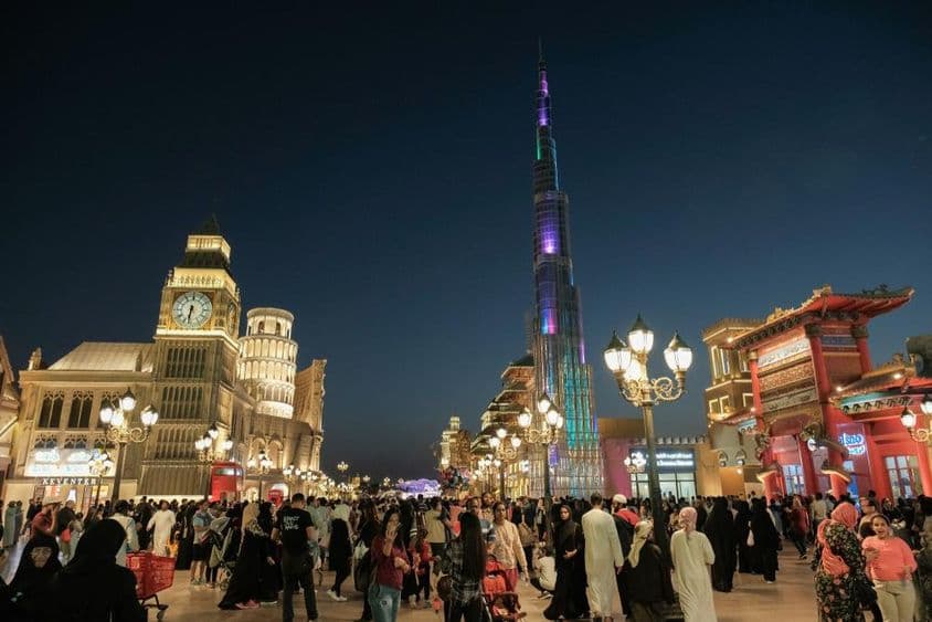 Im Rahmen des Dubai-Shopping-Festivals zieht das Global Village Touristen an, die die Pavillons verschiedener Länder unter einem Dach besuchen.