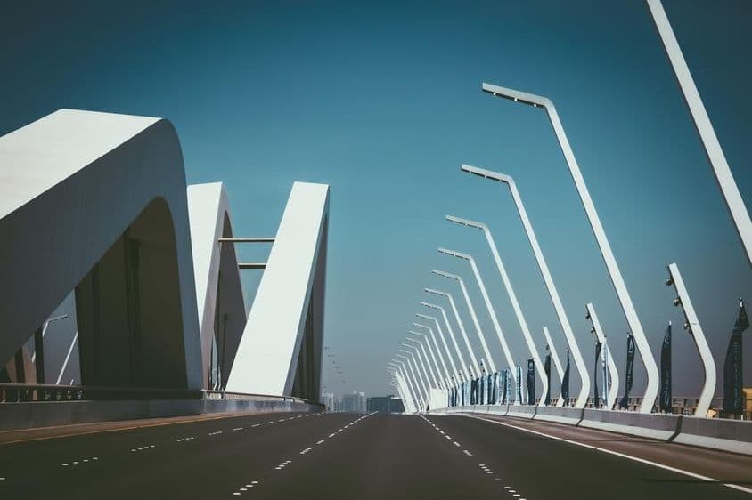 Abu Dhabi Brücke ohne Autos.