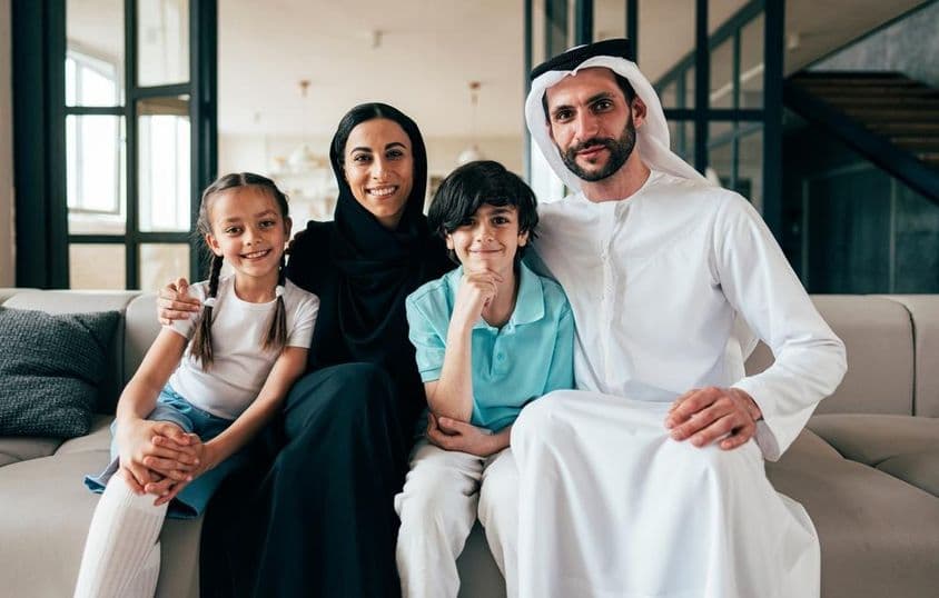 Traditionelle arabische Familie aus Dubai verbringt Zeit miteinander in ihrem Zuhause.