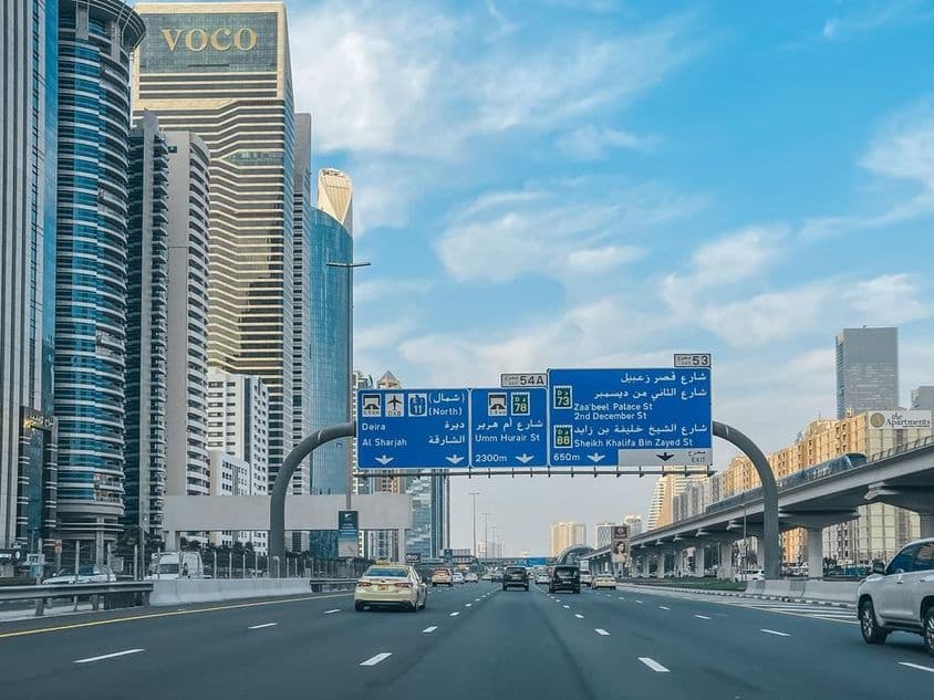 Dubais ikonische Sehenswürdigkeiten und Sheikh Zayed Road im Winter.