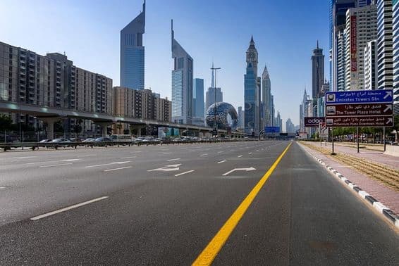 Sheikh Zayed Straße mit dem Museum der Zukunft und Wolkenkratzern im Hintergrund.