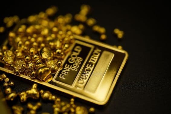 Geschmolzenes Gold und Goldbarren mit 999,9 Reinheit.