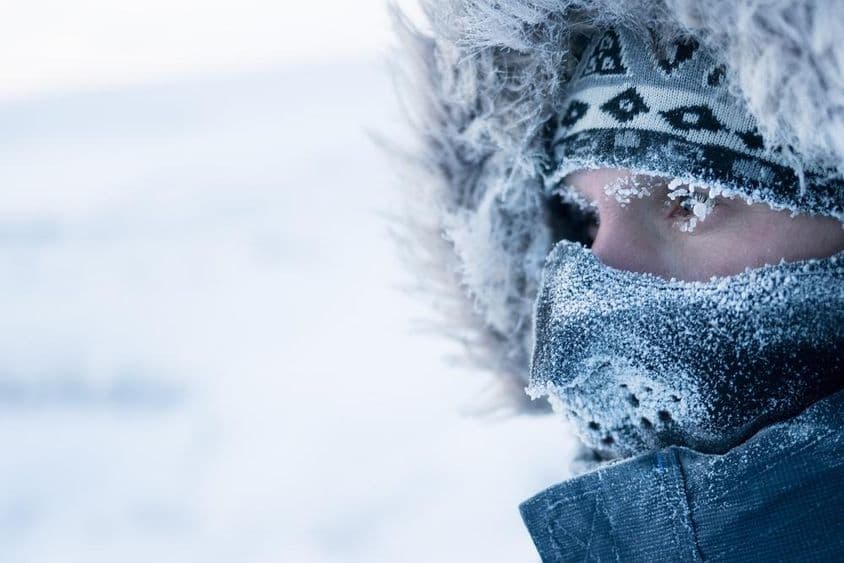 Ein Mann in Winterkleidung und Maske, kaltes arktisches Klima
