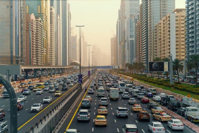 Hauptverkehrszeit mit vielen Autos. Stau in der Innenstadt von Dubai, zwischen Wolkenkratzern.