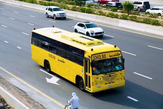 Dubai Schulbus auf der Autobahn.