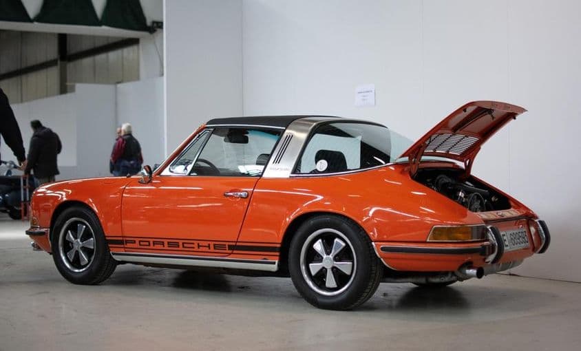 Klassische Porsche 911s in orangener Farbe.
