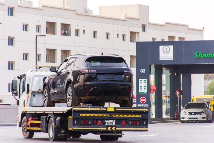 Range Rover Velar auf einem Abschleppwagen in der Stadt Sharjah.