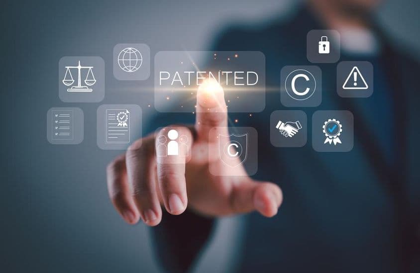 Touchscreen mit Symbolen, die Urheberrechte und patentiertes geistiges Eigentum darstellen.