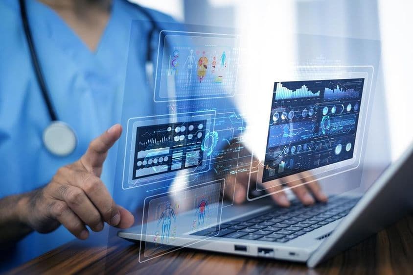 Medizinische Daten auf einen Computer projiziert.