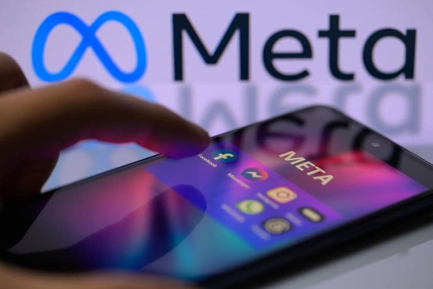 Meta-Symbole für soziale Medien erscheinen auf einem Smartphone: Facebook, Messenger, Instagram.