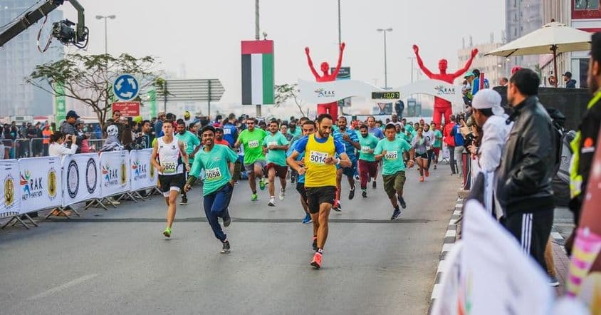 Läufer und Marathongewinner auf der Straßenstrecke.