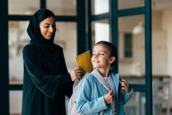 Traditionelle arabische Familie aus Dubai, junges Mädchen auf dem Weg zur Schule am Morgen.