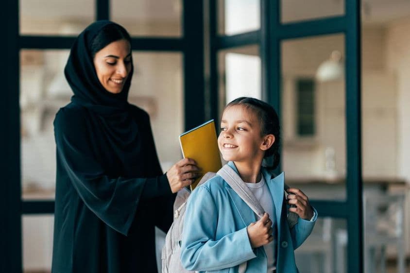 Traditionelle arabische Familie aus Dubai, junges Mädchen auf dem Weg zur Schule am Morgen.