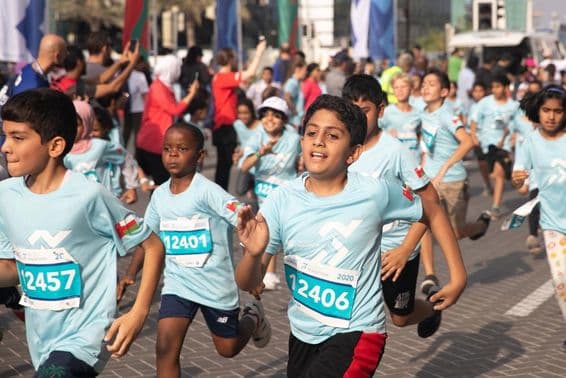 Kinder laufen einen 3 km Marathon.