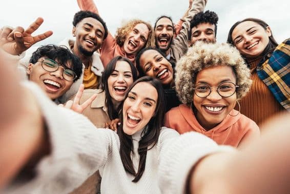Gruppe von Menschen, die ein Selfie machen.