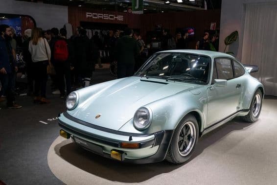 1975 grüner Porsche 911 Turbo. Fahrgestellnummer 1945 SA.
