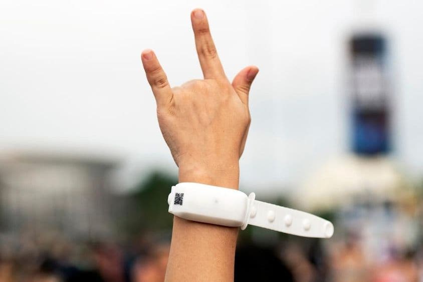 Hand eines Fans in der Luft.