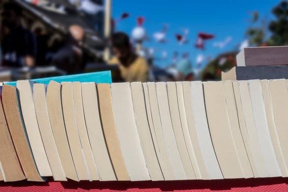 Alte Bücher, die auf dem Festival verkauft werden.