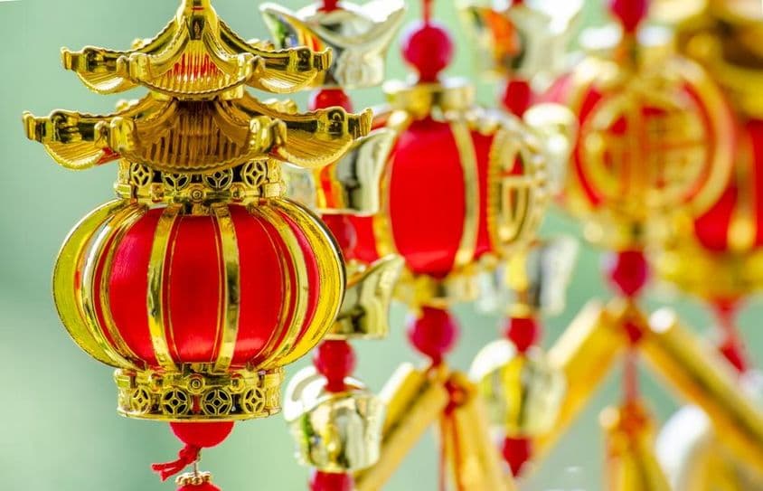 Chinesische Neujahrslaternen und Dekoration mit dem chinesischen Wort für Glück und Segen.