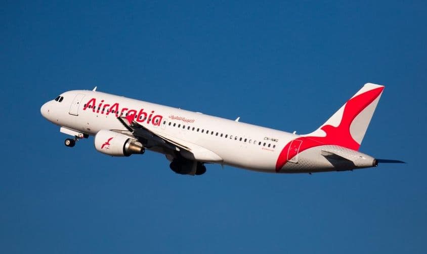 Airbus A320 mit Registrierung CN-NMG, Air Arabia Airlines, startet von der Landebahn.