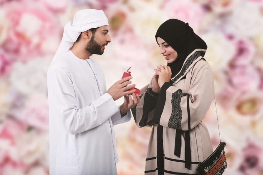 Nettes arabisches Paar, arabischer Mann macht einer arabischen Frau einen Heiratsantrag, bietet ihr einen Verlobungsring an.