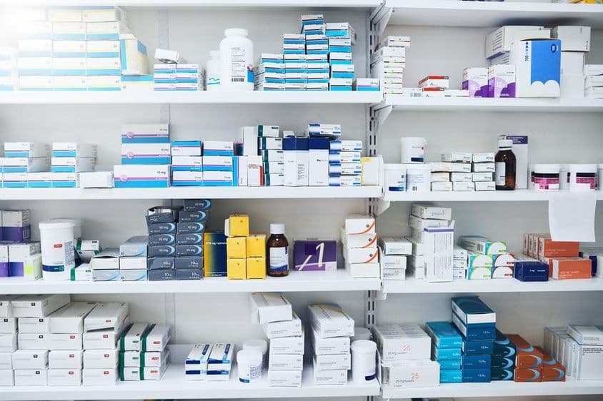 Apotheke, Medizin, Vitaminregale und verschreibungspflichtige Tabletten.